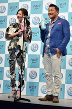 （左から）松雪泰子、山口智充。