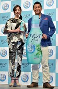 山口智充、柔軟剤CMで松雪泰子に抱きつかれドキドキ