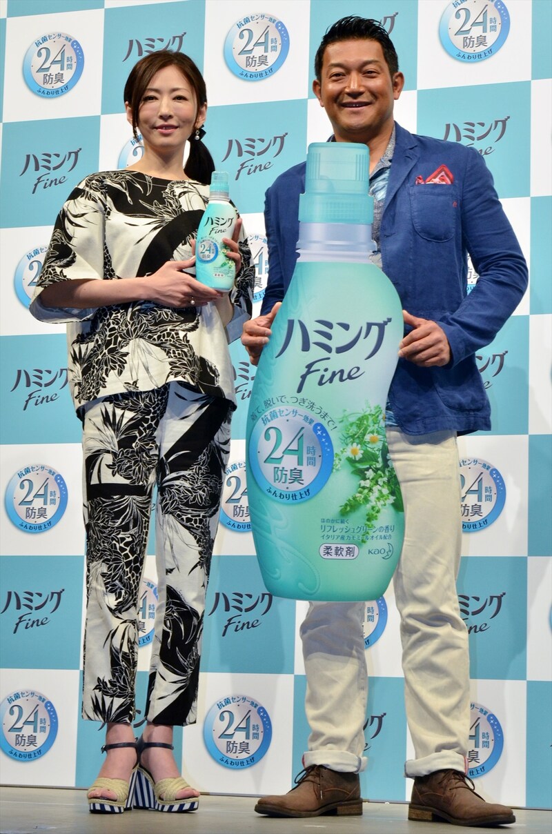 柔軟剤の新商品「ハミングFine」の発表会に出演した山口智充（右）、松雪泰子（左）。