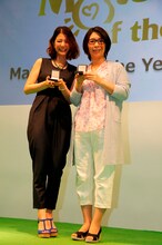 「マタニティオブザイヤー2014」著名人部門を受賞したクワバタオハラ・くわばたりえ（右）と、スザンヌ。