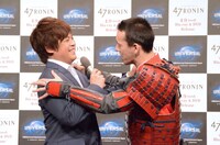 マテンロウ大野にキスを迫るファビアン。