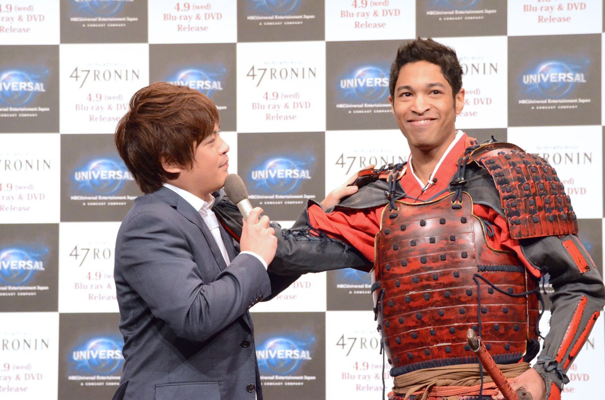 マテンロウ大野とラブシーンを演じるジャン。