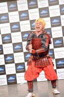 戦闘シーンを再現するサラミ。