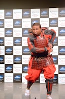 戦闘シーンを再現するアントニー。