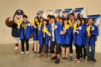 映画「ミスターGO !」の「応援ガヤ吹き替え収録イベント」に出演したますだおかだ岡田（中央）。