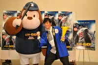 ますだおかだ岡田と、着ぐるみのゴリ男。