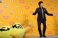 カレーメシくんとの手押し相撲に圧勝したウーマンラッシュアワー村本。