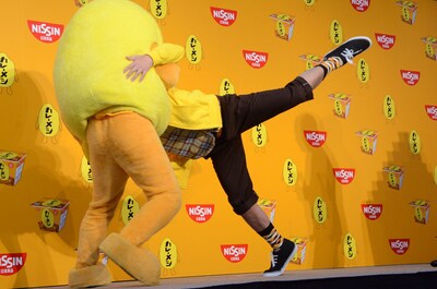 スリムになったカレーメシくんに投げ飛ばされるウーマンラッシュアワー中川パラダイス。