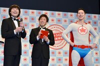 （左から）チーモンチョーチュウ、はんにゃ金田。