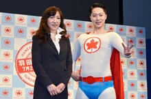 エア・カナダの「羽田-トロント便」新規就航PR大使「エア・カナダマン」に就任したはんにゃ金田（右）と、エア・カナダのワイス日本支社長。