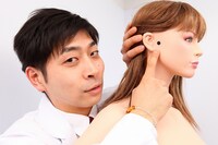 「よしもとJOOKEY for スゴ得」の新コンテンツ「ホクロ占い」にて特技のホクロ鑑定を披露しているダックス。宮本。