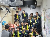 「モンスターストライク」がスポンサーに決まり仰天するバチバチメンバー。