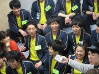 スクラッチを1人別室で削るよう命じられるニューヨーク嶋佐。