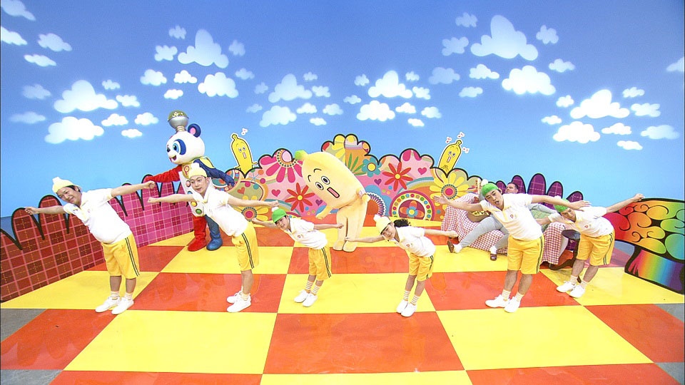 「ナナナのナナナたいそう」を披露するはんにゃとフルーツポンチら。(c)テレビ東京