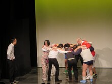 円陣を組んだものの「どうやって止めるの？」と南川に尋ねる永野。