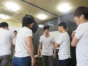 パンプアップをツッコまれるマヂカルラブリー野田。