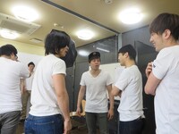 パンプアップをツッコまれるマヂカルラブリー野田。