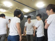 パンプアップをツッコまれるマヂカルラブリー野田。