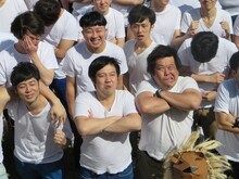 同じポーズを取るロシアンモンキー川口とプラスマイナス岩橋。