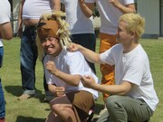 じゃれあう大西ライオン、ガリットチュウ福島。