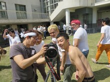 グループ写真を確認するハブ、福島、天津・木村。