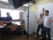 キャベツ確認中のポーズをチェックするポテト少年団・菊地。