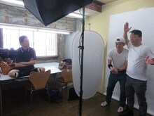 キャベツ確認中のポーズをチェックするポテト少年団・菊地。