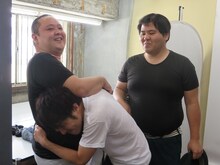 ジューシーズ赤羽と、赤羽に抱きつくセブンbyセブン宮原、赤羽と同じ体型のセブンbyセブン玉城。