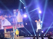 ランウェイを闊歩する小籔。