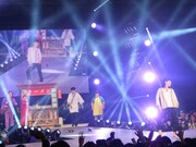 ランウェイでポーズを決めるやすえ。