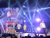 ランウェイでポーズを決めるやすえ。