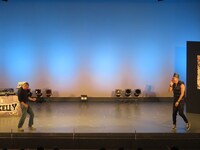 ゲイのあるあるを歌うRGと合いの手を入れるHG。