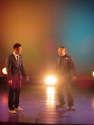 ファッションショーでラストにジャケットをRGに渡したHG。