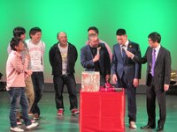 抽選会の仕切り方がわからずおどおどするレイザーラモン。