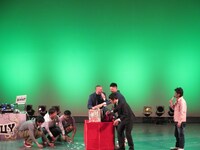 半券をばらまくRGと慌てて拾う芸人たち。