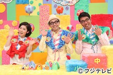 ネタ番組「うつけもん」MCのおぎやはぎと松岡茉優。(c)フジテレビ