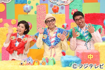 ネタ番組「うつけもん」MCのおぎやはぎと松岡茉優。(c)フジテレビ