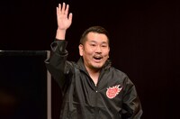 客席とコミュニケーションを図るFUJIWARA藤本。
