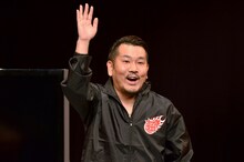 客席とコミュニケーションを図るFUJIWARA藤本。