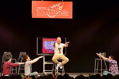 DVD発売記念ライブ「吉本超合金スペシャル上映会＆トーク」で、番組の“名物ノリ”ケチャを客席と一体となり実演するFUJIWARA、2丁拳銃。