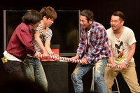 原西（右から2人目）が「股神輿」に担がれて悶絶する様子。