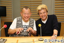 「笑福亭鶴瓶 日曜日のそれ」に出演する（左から）笑福亭鶴瓶、三浦友和。鶴瓶のポーズはパソコンを操作しているイメージ。(c)フジテレビ