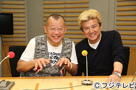 「笑福亭鶴瓶 日曜日のそれ」に出演する（左から）笑福亭鶴瓶、三浦友和。鶴瓶のポーズはパソコンを操作しているイメージ。(c)フジテレビ
