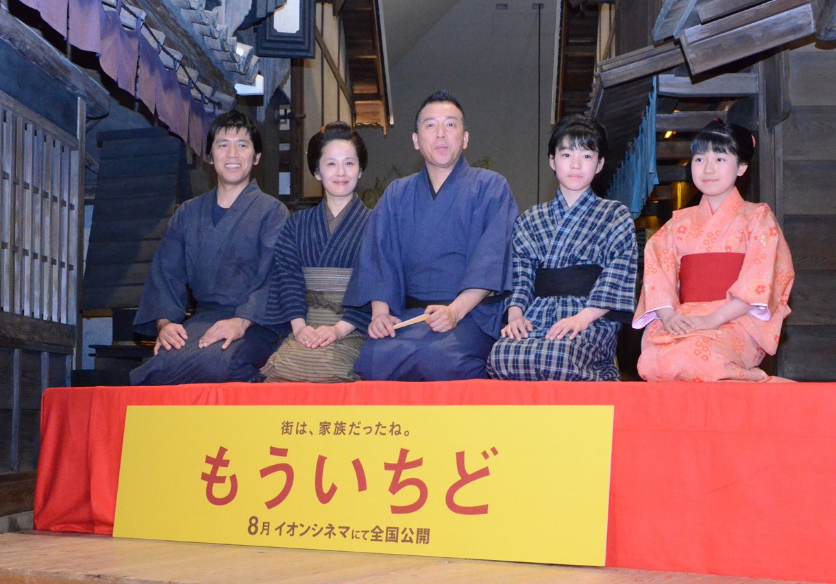 映画「もういちど」の製作発表会見に出席した（左から）ガレッジセール・ゴリ、富田靖子、林家たい平、福崎那由他、大野百花。