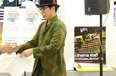 ファンと握手する片桐。