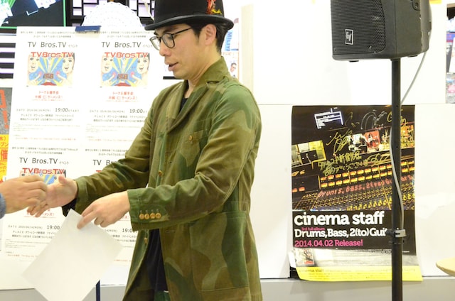 ファンと握手する片桐。