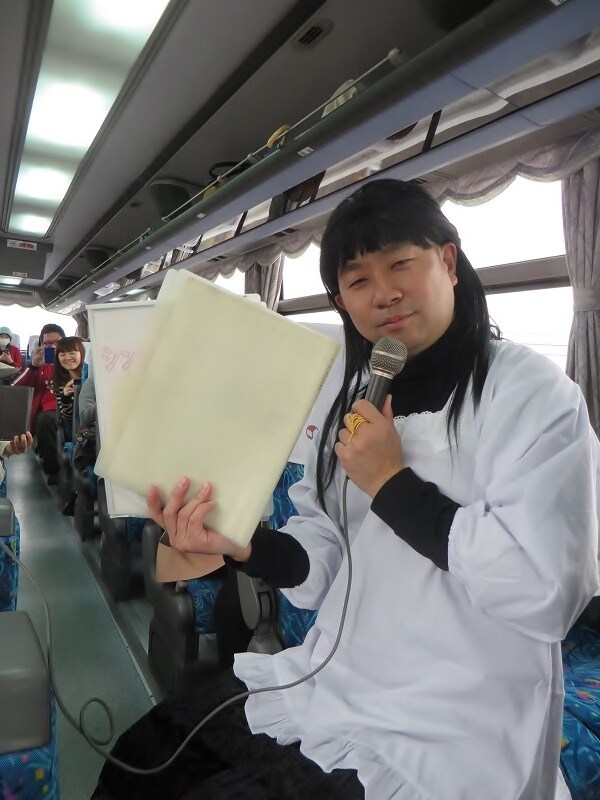 2冊の研究ノート（カラオケリスト）からあるあるを乗せる曲を選曲する小保方ある子。