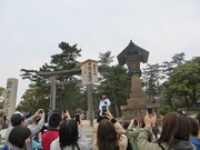 「出雲大社は、あります」と言うある子を激写する参加者たち。