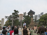 「出雲大社は、あります」と言うある子を激写する参加者たち。