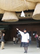 「大注連縄は、あります」と紹介するある子。